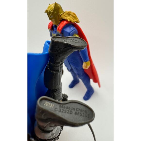 Marvel Studios Thor Love and Thunder King Valkyrie & Thor Deluxe Figures - Picture 6 of 8